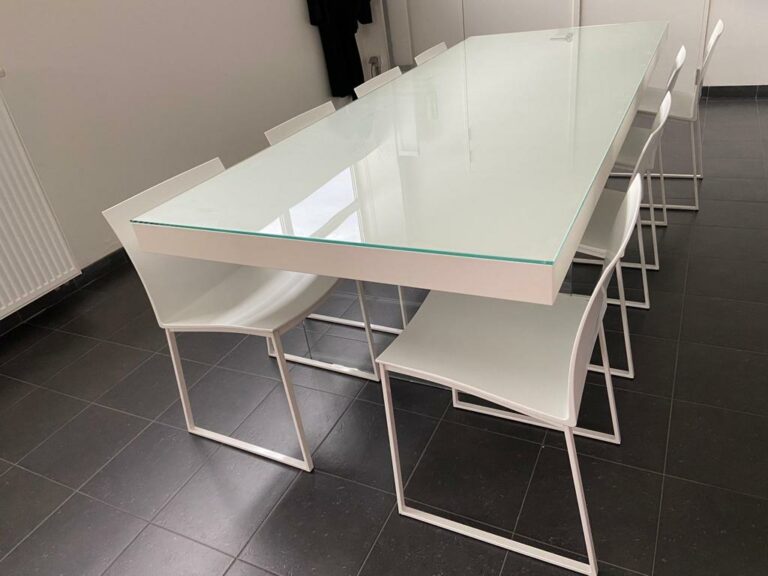 erg mooie strakke design &quot;zwevende&quot; tafel met glazen blad IDEEE